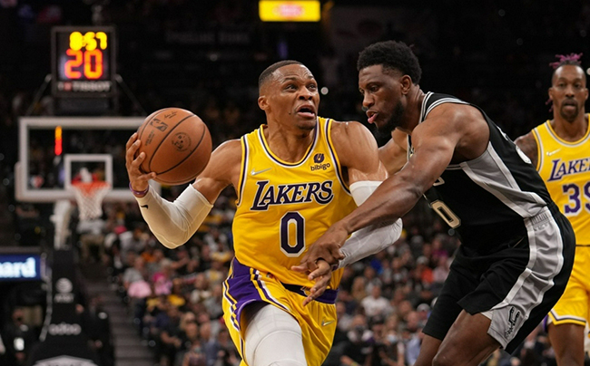 10月28日湖人对战雷霆_NBA常规赛湖人vs雷霆比赛分数介绍